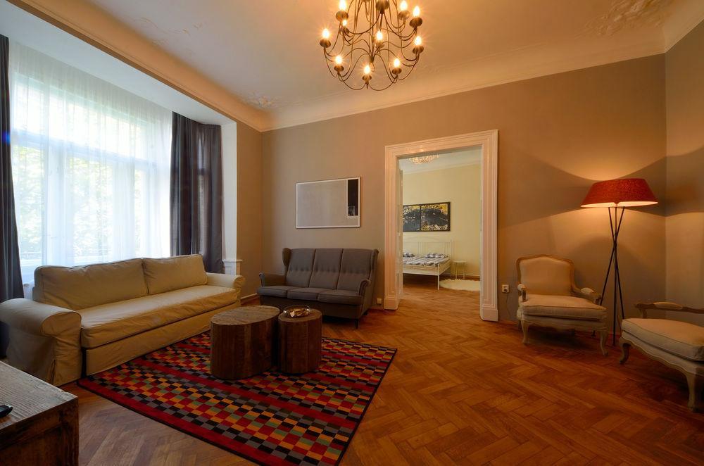 Parizska 1